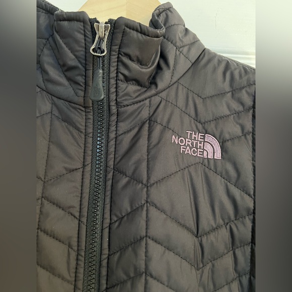 The North Face Women's Small Black Lightweight Puffer Jacket - Picture 3 of 8